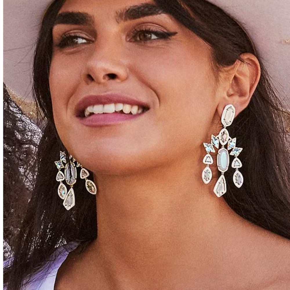 🩵KENDRA SCOTT GOLD AND IRIDESCENT GRETAS🩵